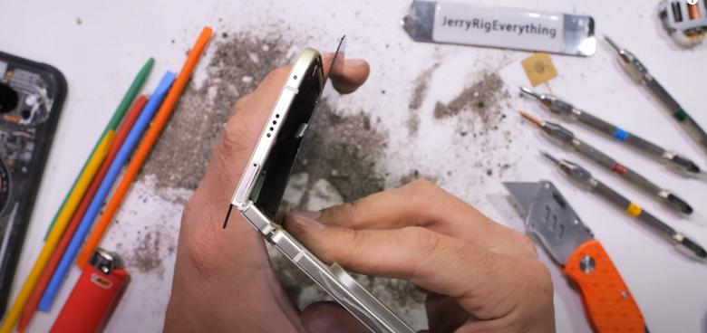 Первый случай за карьеру JerryRigEverything: смартфон Google Pixel 10 Pro Fold загорелся при испытании на изгиб